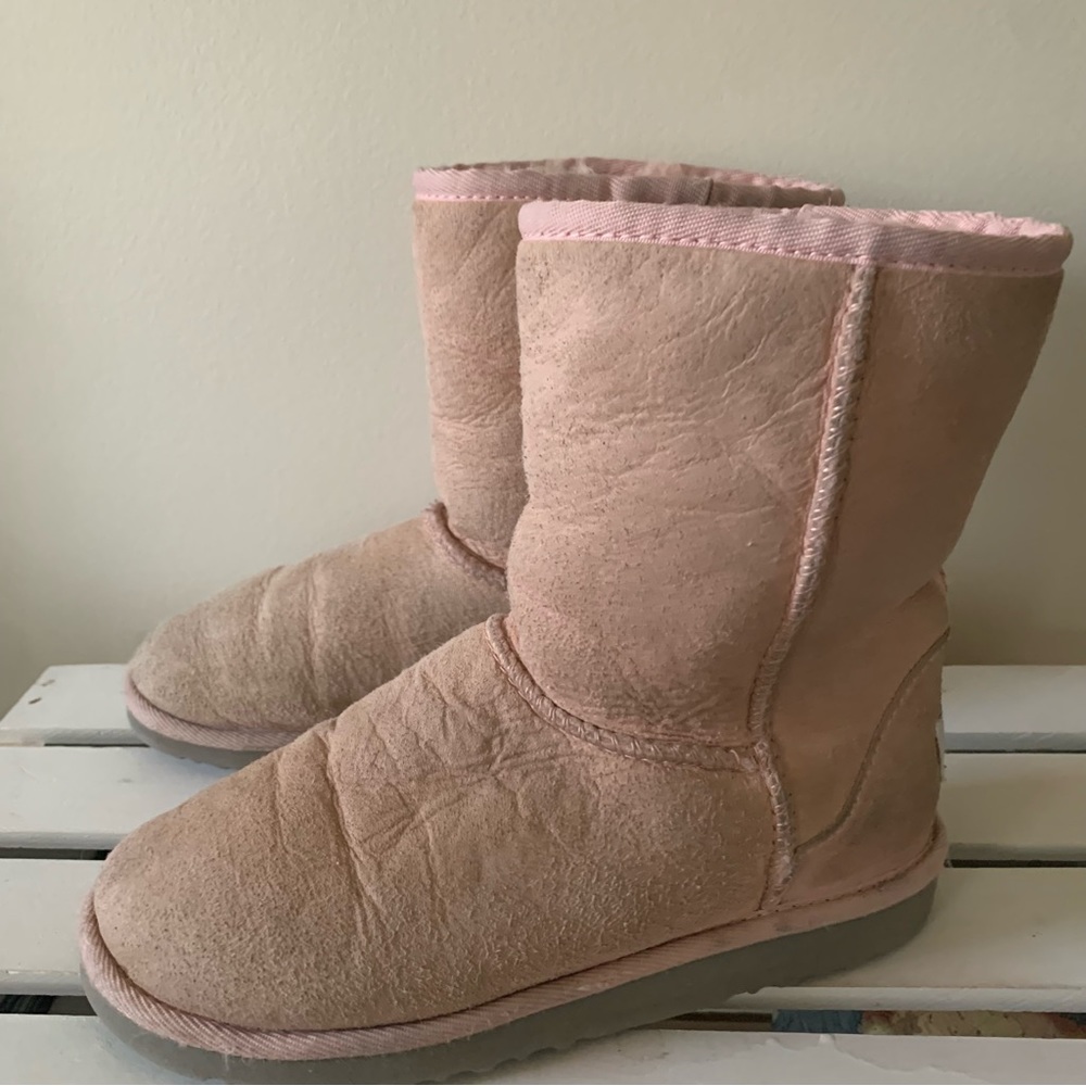 Uggs Classic Short Boots Genuine Shearling Sheepskin Lining, Light Pink Size 3